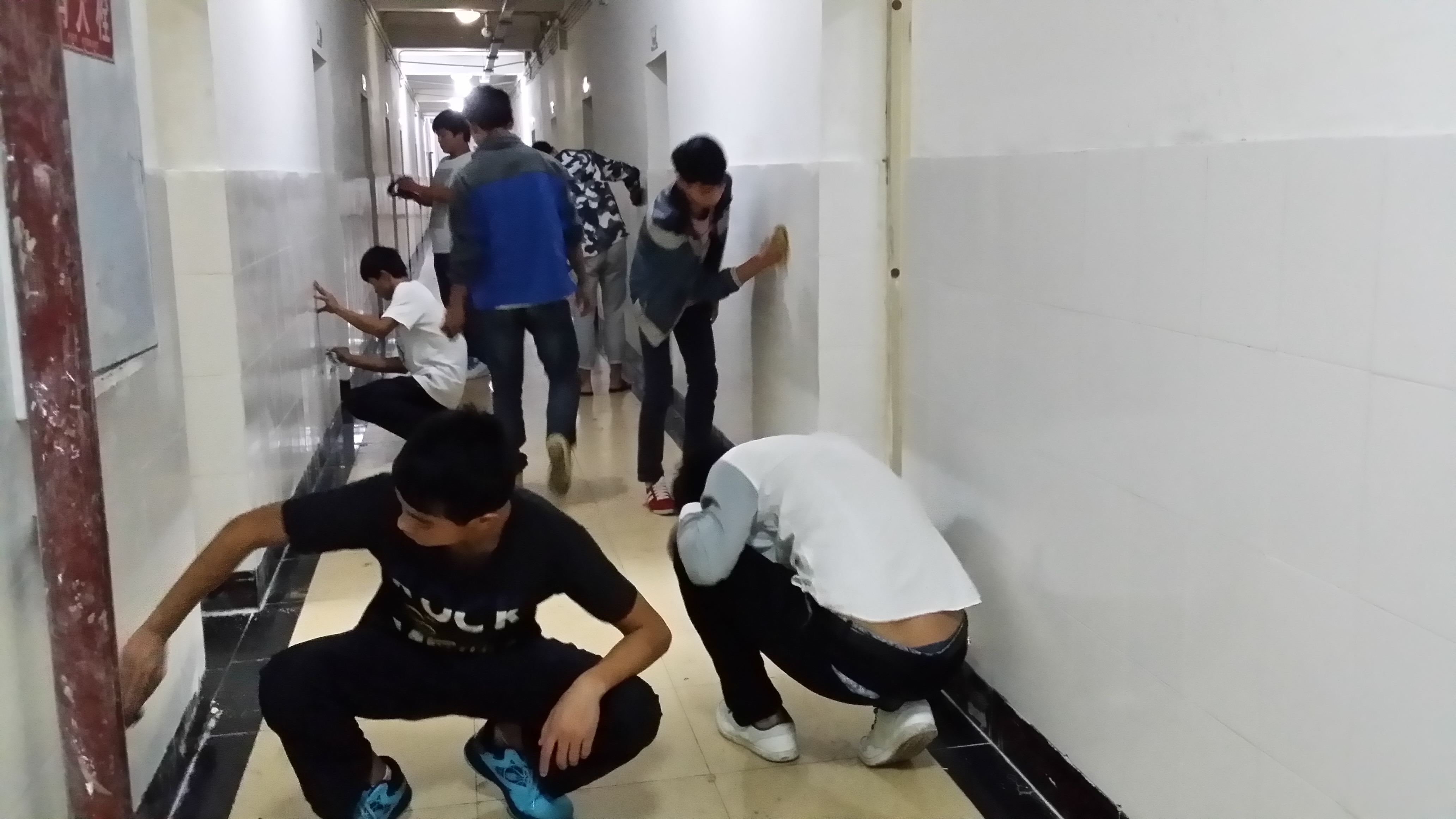 数控132班同学参与宿舍保洁活动.jpg