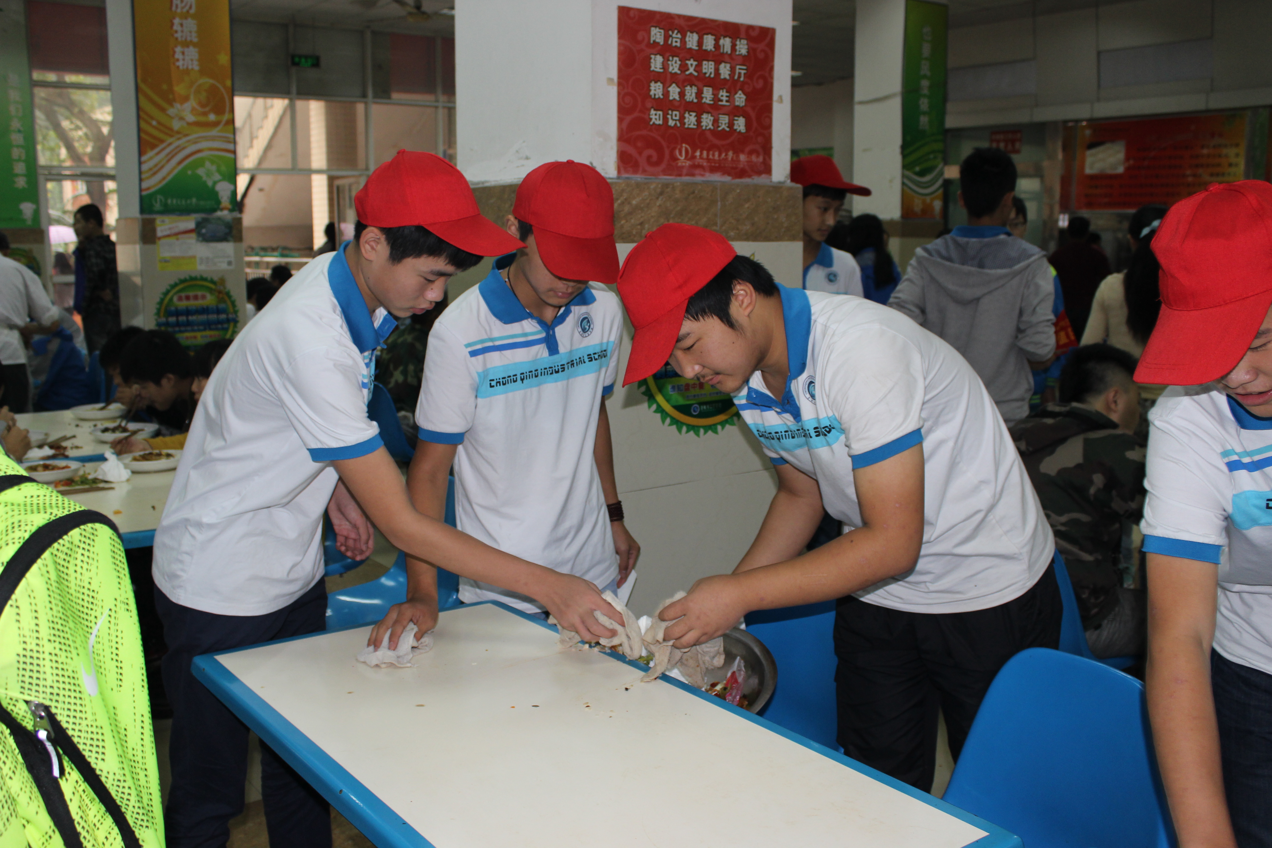 建工141班同学们仔细清理餐桌.JPG